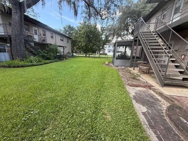 Building Photo - 640 Robinhood Dr