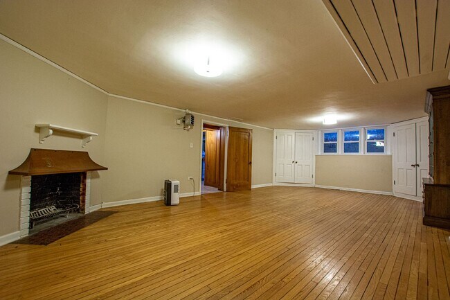 Building Photo - Gorgeous 5 Bedroom / 4.5 Bath Home located right off Happy Hollow Blvd!