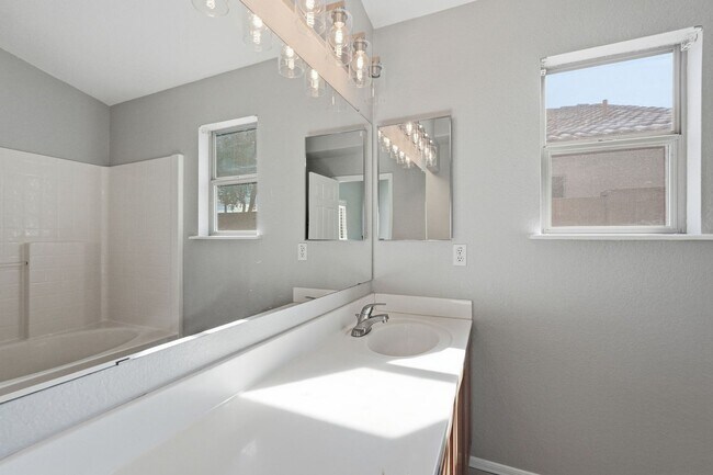 Building Photo - Three bedrooms PLUS Den! Ready to Move In