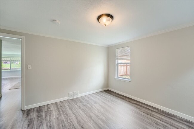 Building Photo - Charming and newly remodeled 4 bed x 2 bat...