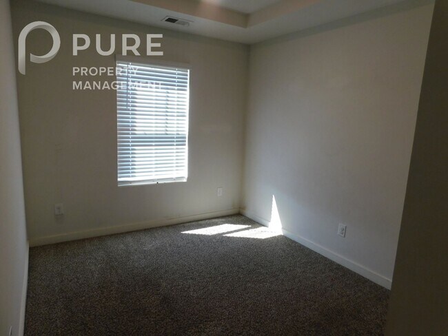 Building Photo - 672 The Heights Ln