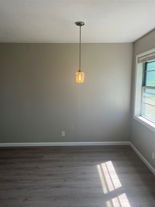 Building Photo - 402 Thompson Dr