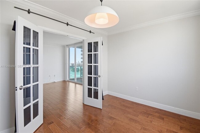 Building Photo - 1800 N Bayshore Dr