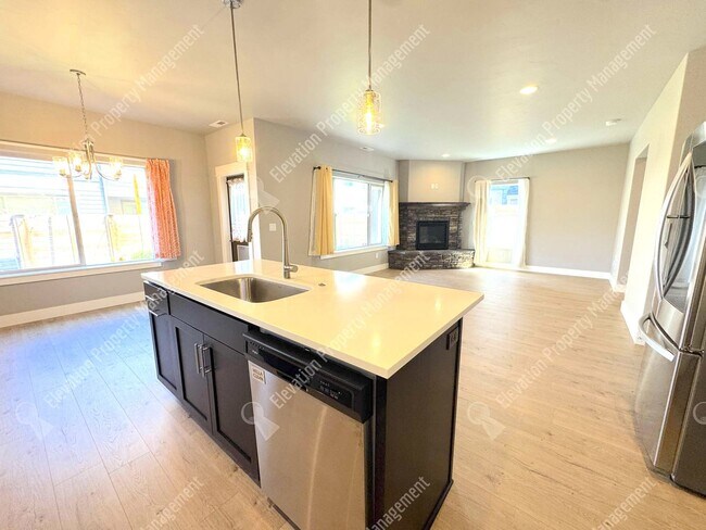 Building Photo - 4BR - 2.5 BA SE Bend home in great neighborhood with park and pool!