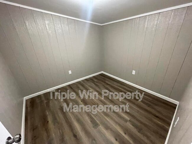 Building Photo - 10261 Imperial Dr