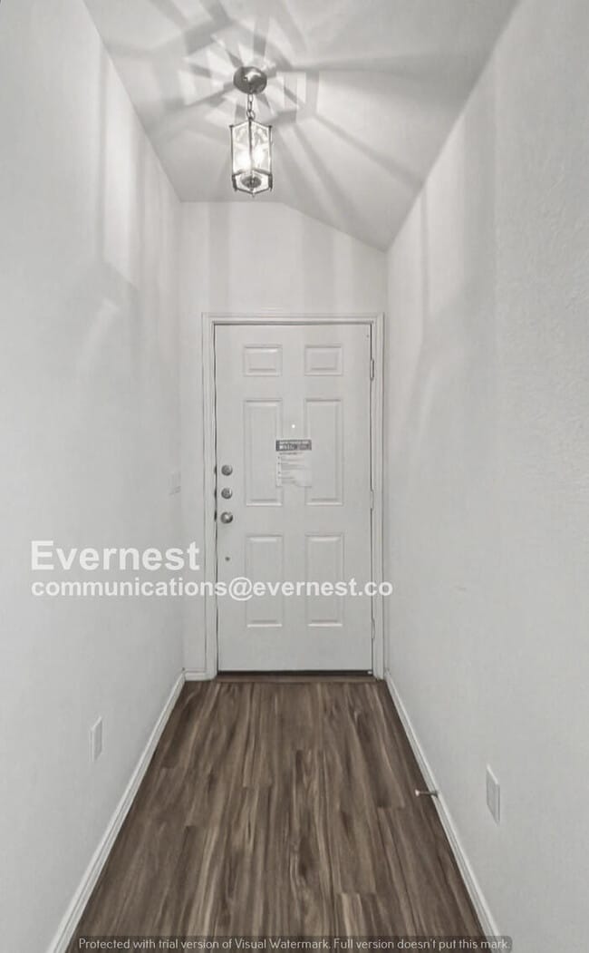 Building Photo - 4 Bed/2 Bath Home with Garage / Pet-Friendly / Available Now!