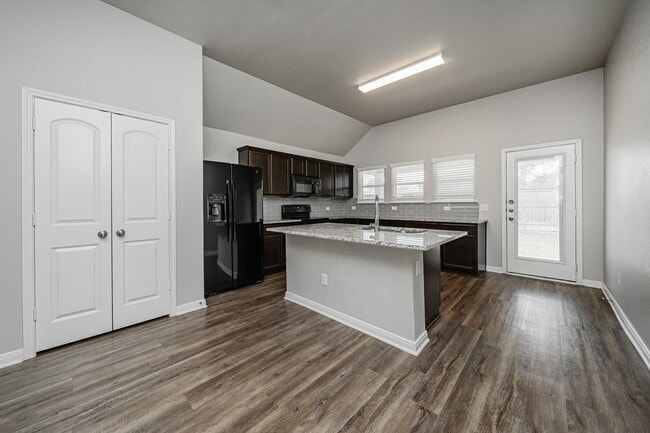 Building Photo - 517 Fallbrook Dr