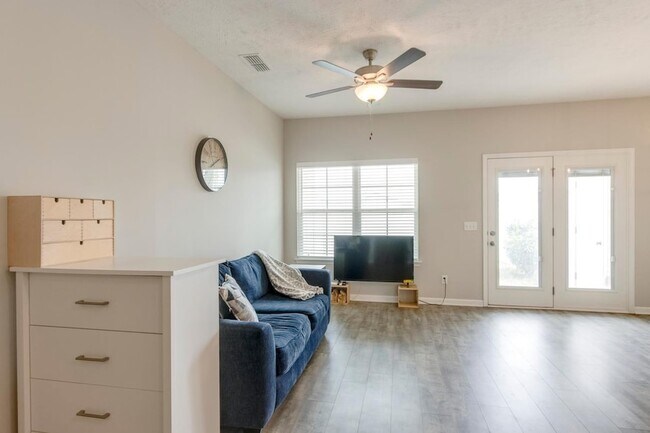 Building Photo - 4327 Doral Dr