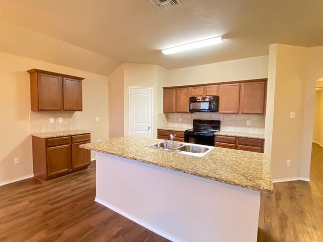 Building Photo - 2105 Meadow Park Dr
