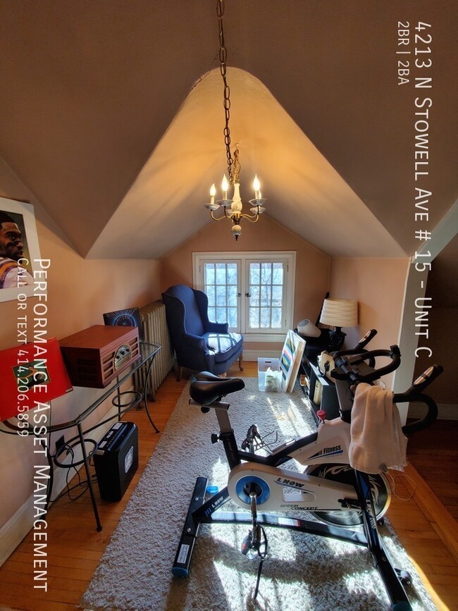 Building Photo - Cozy 2BD/1.5BA Shorewood Triplex