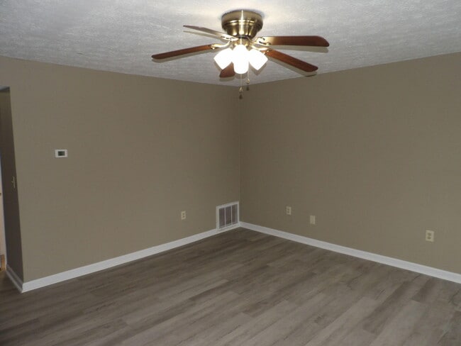 Building Photo - 244 Meadowview Dr