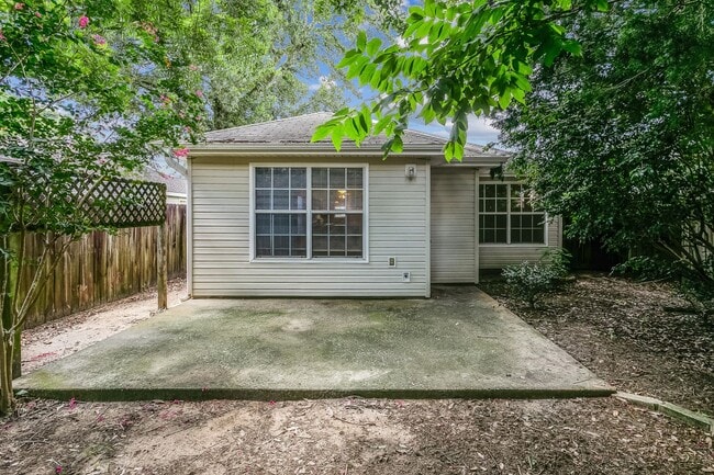 Building Photo - Adorable two-bedroom home with bonus room