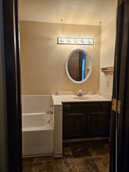 Building Photo - 1839 Peachtree Ln