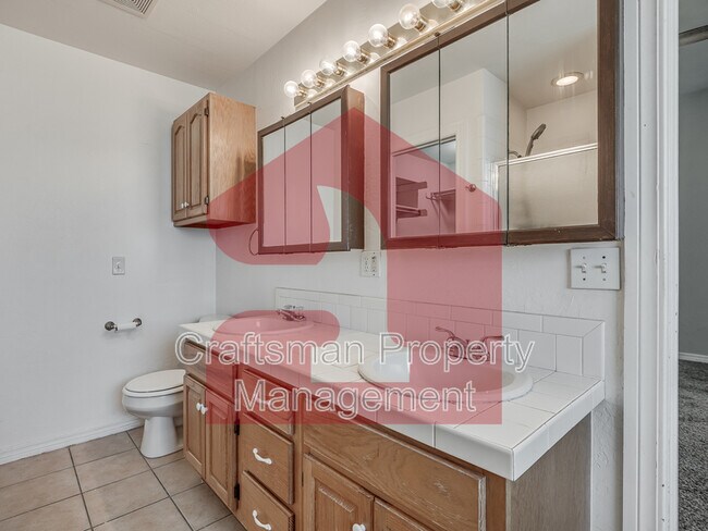 Building Photo - 2707 Silvertree Dr