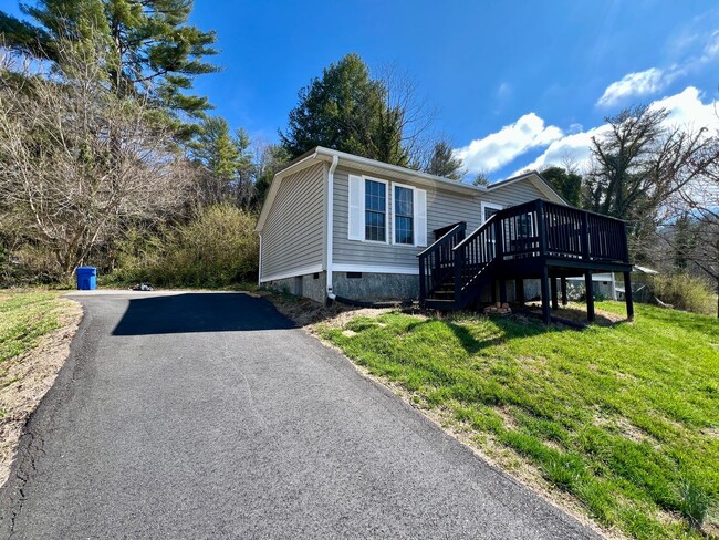 Building Photo - 3-Bed, 2-Bath home in N. Asheville!