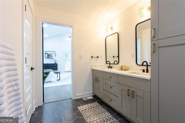 Building Photo - 2749 Memorial Dr SE