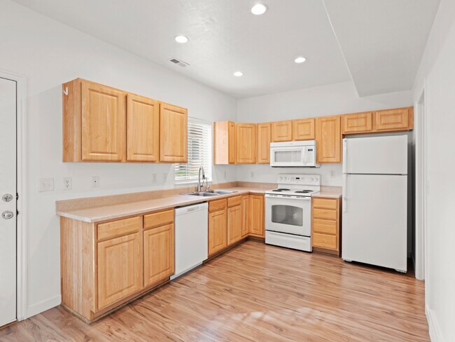 Building Photo - 5047 W Rock Butte Rd