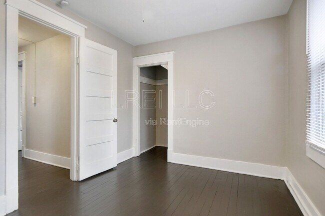 Building Photo - 844 S 33rd St