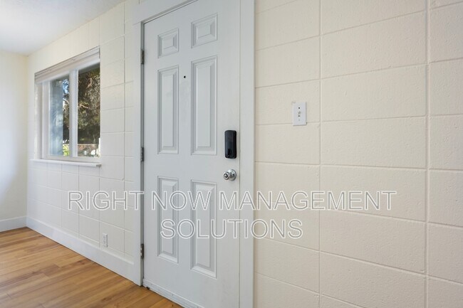 Building Photo - 926 S Curtis Rd