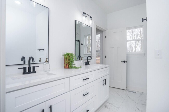 Building Photo - 1367 N Harper Ridge Dr