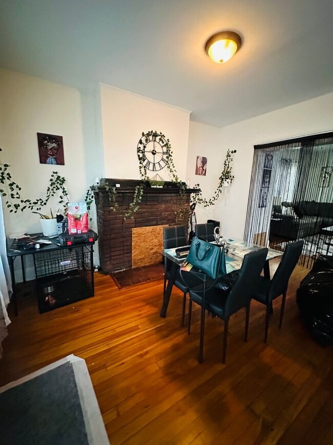 Building Photo - Beautifully Renovated 3bdrm/2.5bth Home Located in Richmond's North-side w/Balcony!