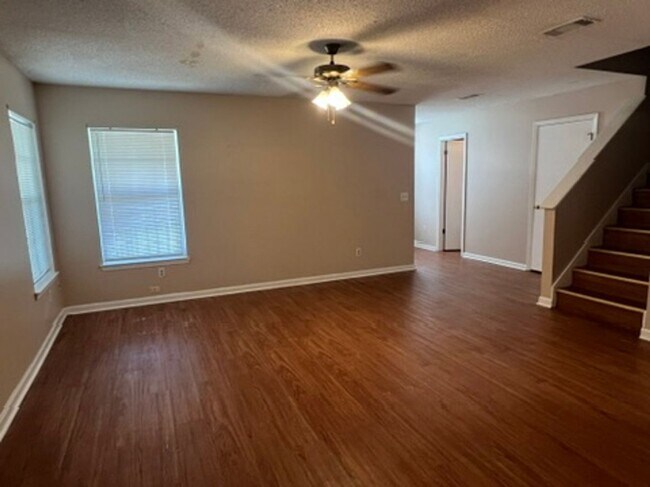 Building Photo - 3BR/2.5BA Two Story Available Now!