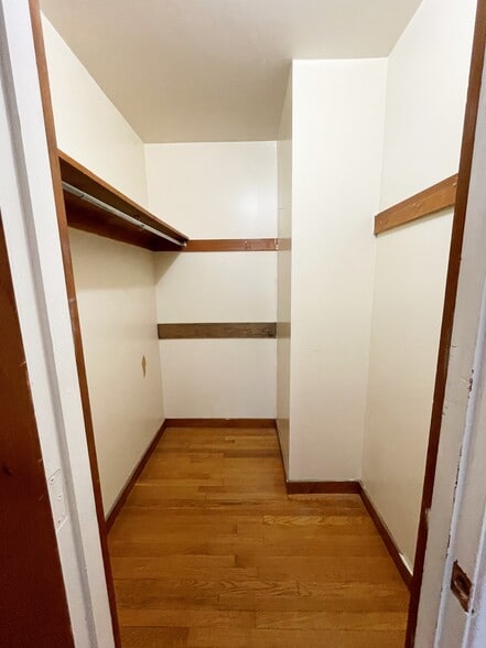 Building Photo - 580 Bridge St