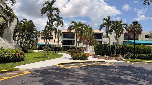 Building Photo - 301 Racquet Club Rd