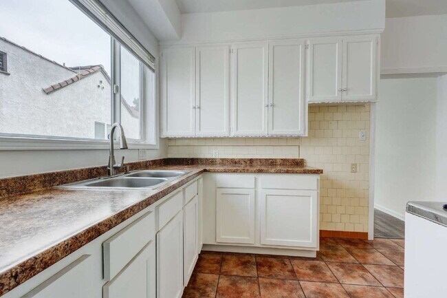 Building Photo - Stylishly Renovated Retro Duplex in the He...