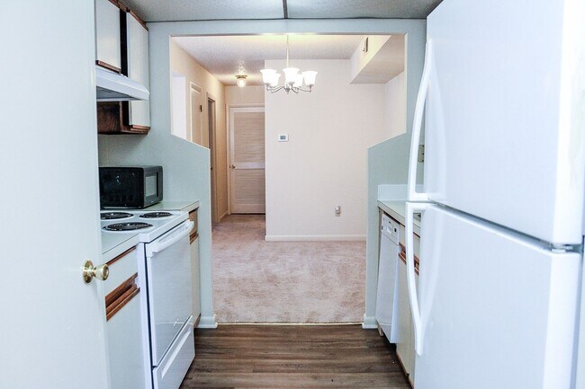 Building Photo - One Bedroom with a Den at Turtle Creek!