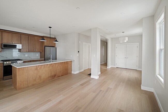 Building Photo - 206 Byron St