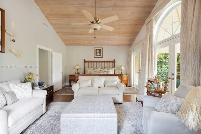 Building Photo - 10100 Lakeside Dr