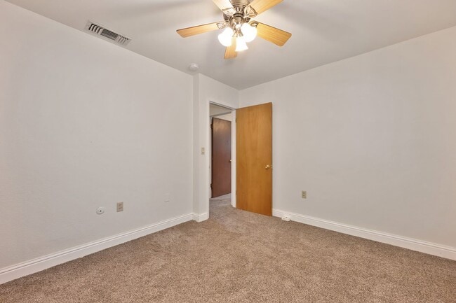 Building Photo - Charming 3 Bedroom, 2 Bath Home Close to Town