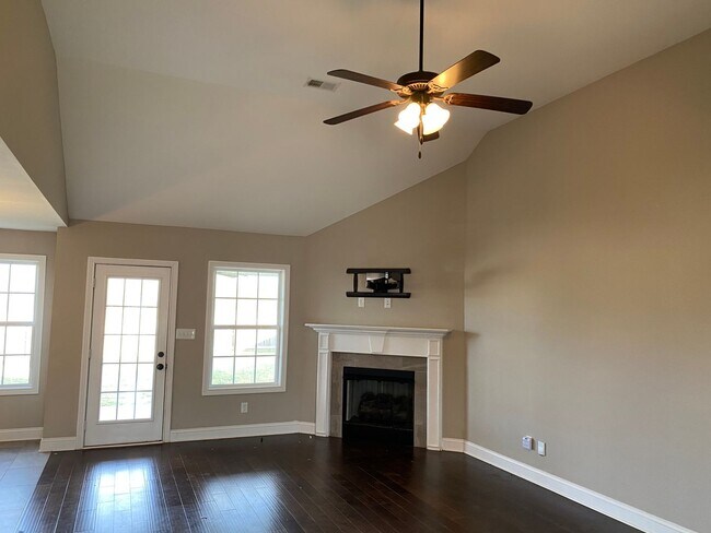 Building Photo - Beautiful 3 bed 2 bath home with Bonus room! Close to shopping and Ft. Campbell.