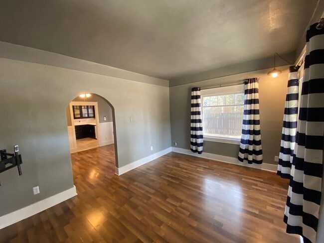 Building Photo - 1017 Elm St NW