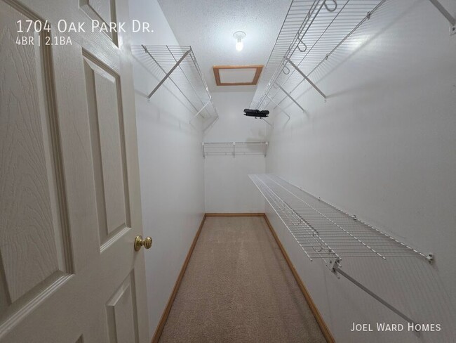 Building Photo - 1704 Oak Park Dr