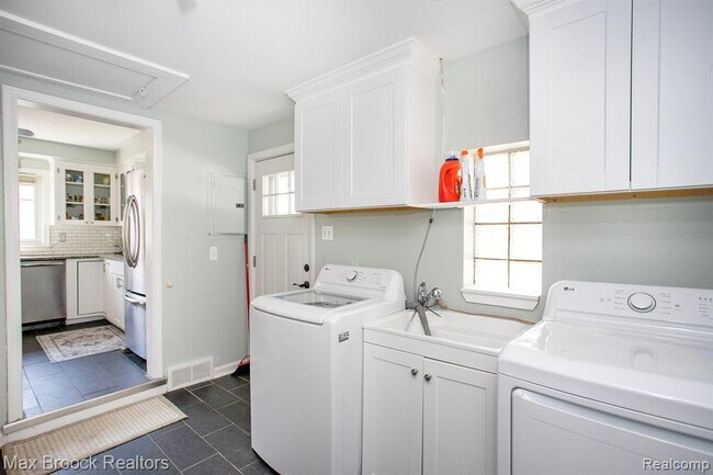 Building Photo - 4163 Amherst Rd