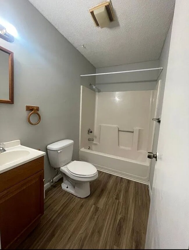 Building Photo - Charming 2-bedroom in heart of Muncie on Adams St