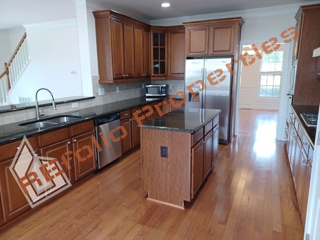 Building Photo - Lovely 5 Bedroom 4 Bathroom Single Family ...