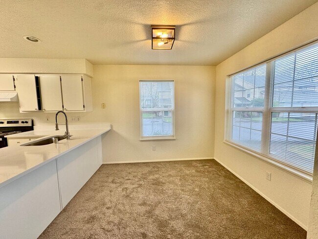 Building Photo - 2 WEEKS FREE RENT! Beautifully Remodeled, Easy Living Townhome. Location, Location!