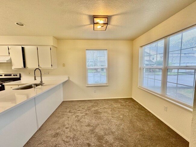 Building Photo - MOVE IN SPECIAL!  Beautifully Remodeled, Easy Living Townhome. Location, Location!