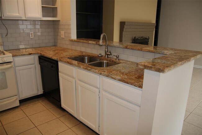 Building Photo - 7825 Beauregard Cir