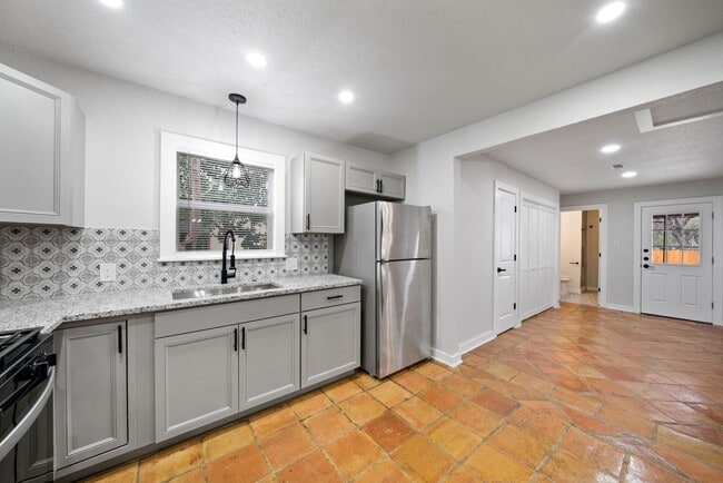 Building Photo - Charming Home Awaits: Spacious & Modern Living in a Prime Location