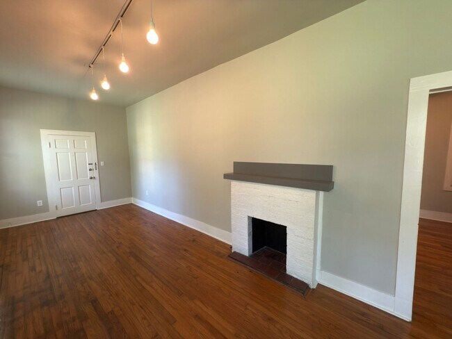 Building Photo - Cozy Cottage Retreat with Hardwood Floors ...