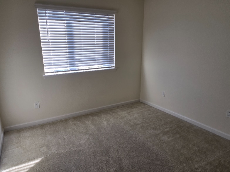 Building Photo - 1551 Spring Water Pt