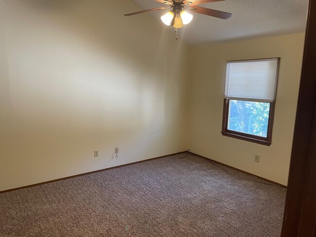 Building Photo - 807 Maple Ln