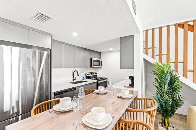 Building Photo - 8115 Thomas Dr