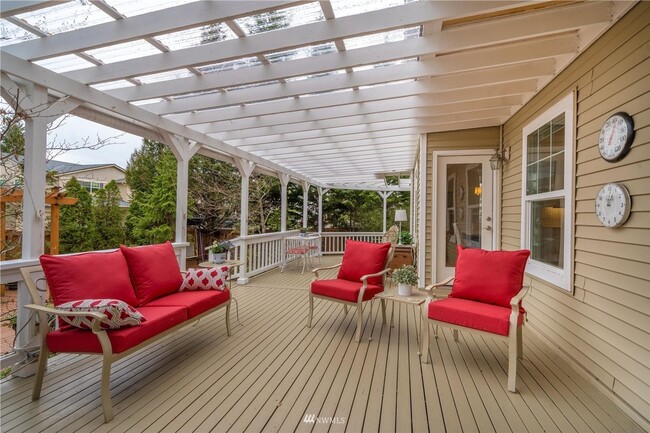 Building Photo - Spacious 5-Bedroom Home with Backyard Oasi...