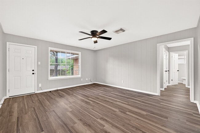 Building Photo - 3318 Kentwood Dr
