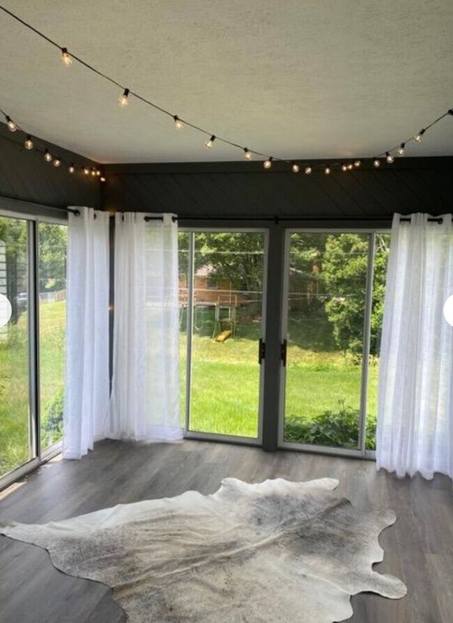 Building Photo - 3 bed/2 bath ranch on the NE side!